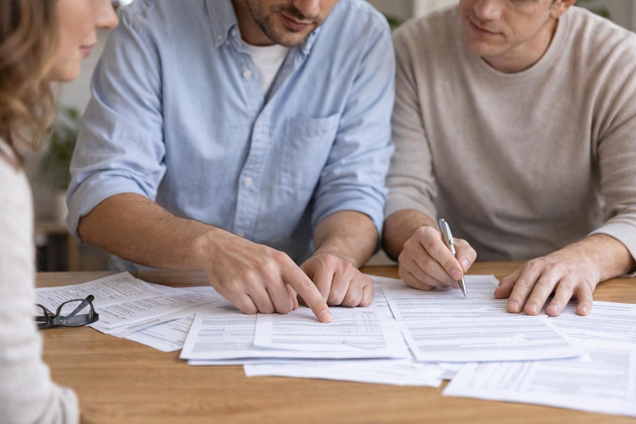 Consultanți discutând și analizând documente împreună